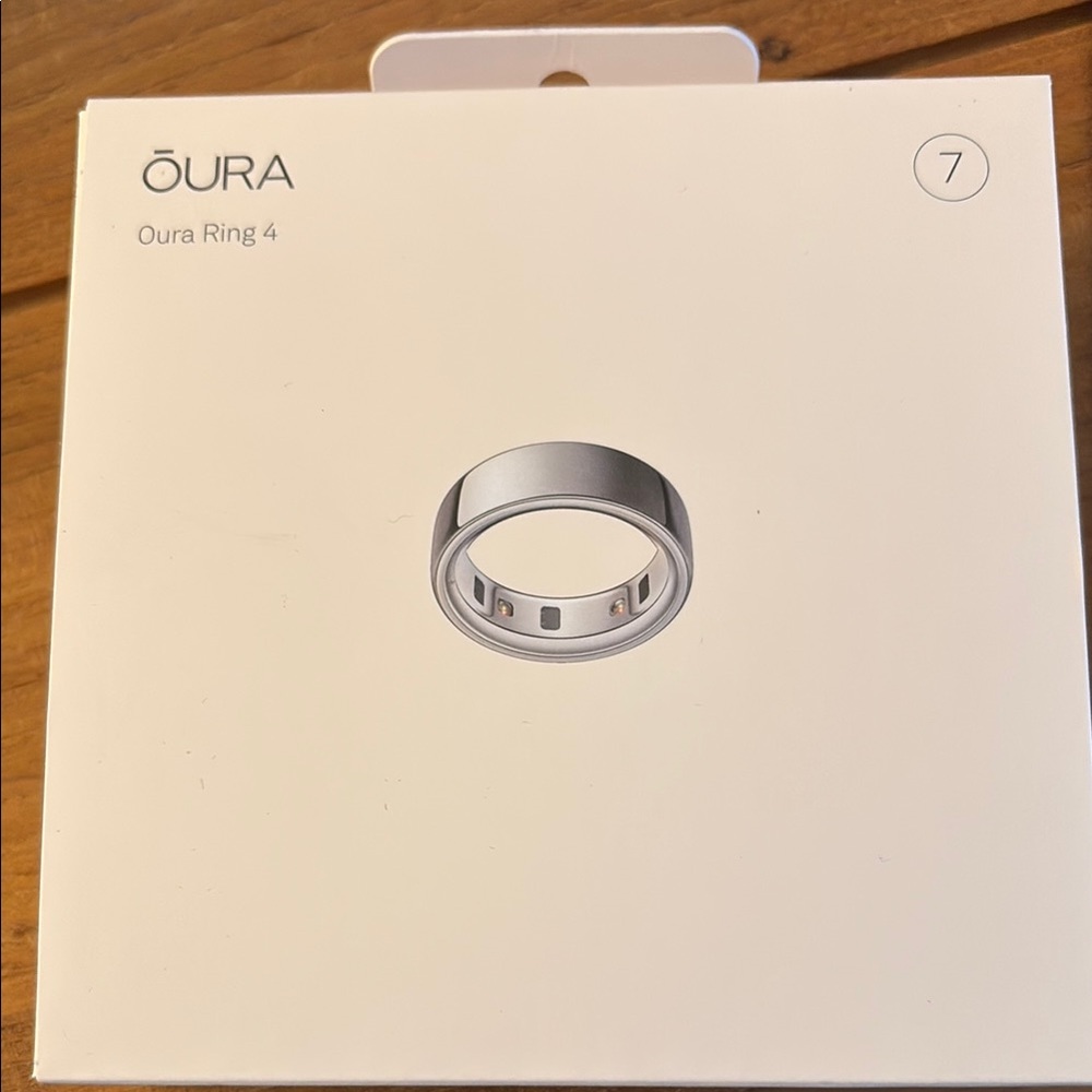 Oura Ring 4 Silver- size 7. Never been used!